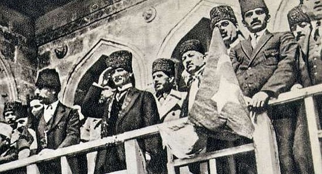 Türk ordusunun 9 Eylül'de İzmir'e girmesi ve şanlı bir zaferi armağan etmesinin ardından Etem Tem bir Rum fotoğrafçıya filmleri verdi ve tab edilmesini istedi.