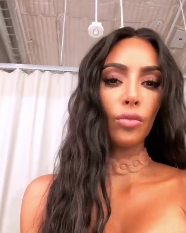 3. Пока Ким Кардашьян любовалась своим инопланетным колье.