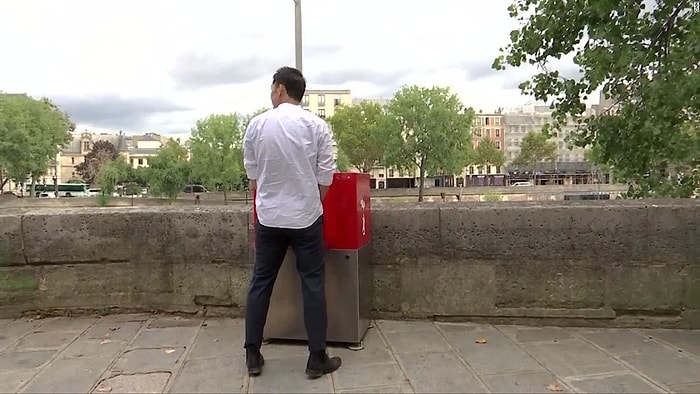 Kadın Pedi, Tampon ve Çimentoyla Tıkadılar! Paris'te Yeni Başlayan Sokak Pisuvarı Uygulaması Protesto Ediliyor