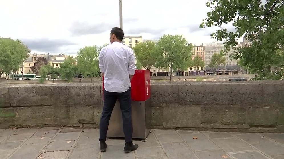 Kadın Pedi, Tampon ve Çimentoyla Tıkadılar! Paris'te Yeni Başlayan Sokak Pisuvarı Uygulaması Protesto Ediliyor