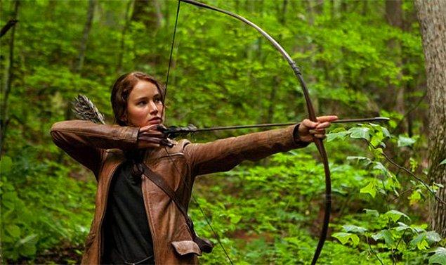 10. Jennifer Lawrence'in Açlık Oyunları'nda canlandırdığı Katniss karakterinin deri ceketi ve botları da oyuncunun evinde toz içinde duruyormuş.