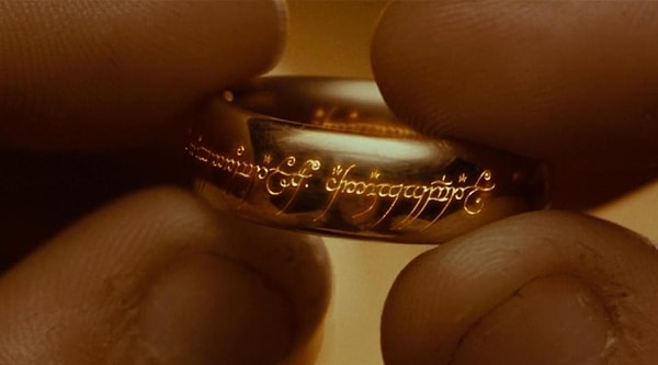 8. И, наконец, вы несете кольцо. Стали бы вы его надевать?