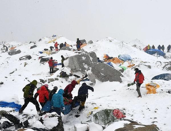 8. Çoğu zaman Everest'te ölen dağcıların bedenleri sonsuza kadar orada kalır.