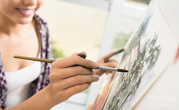 Из менее экстремального попробуйте рисование. Из более - прыжки с парашютом, конный спорт.