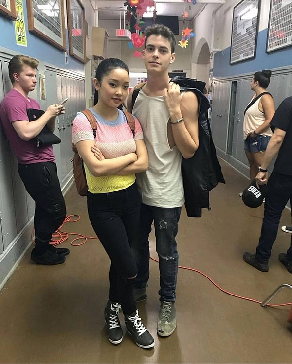 7. Кому Питер рассказал, что Лара Джин отказала ему, когда он пригласил ее на весенний бал?