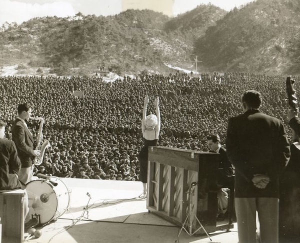 18. Мэрилин Монро выступает перед военными союзных войск в Корее, 11 февраля 1954 года.