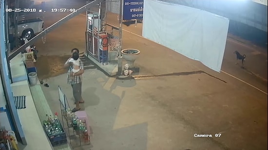 Basamaktan Düşen Çocuğunu Müthiş Bir Refleksle Kurtaran Baba Gibi Baba!