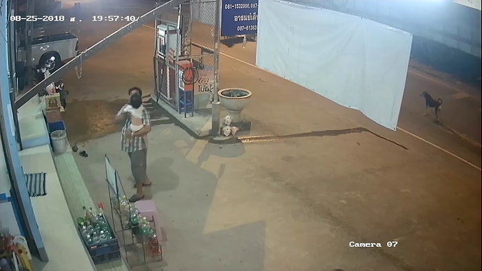 Basamaktan Düşen Çocuğunu Müthiş Bir Refleksle Kurtaran Baba Gibi Baba!