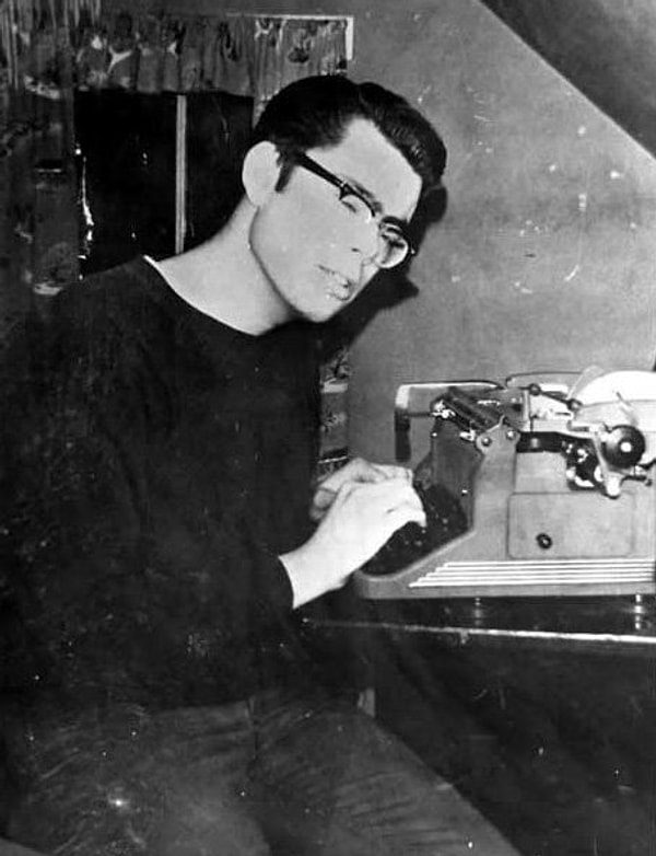 7. Юный Стивен Кинг за печатной машинкой. 1967 год.
