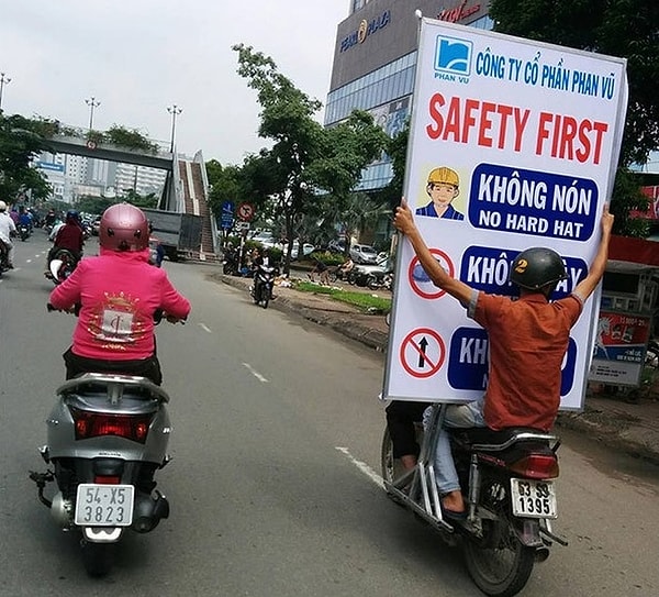 6. Надпись на щите: "Безопасность прежде всего!"
