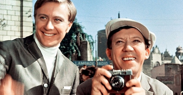 4. Как называется первая часть фильма "Бриллиантовая рука"?