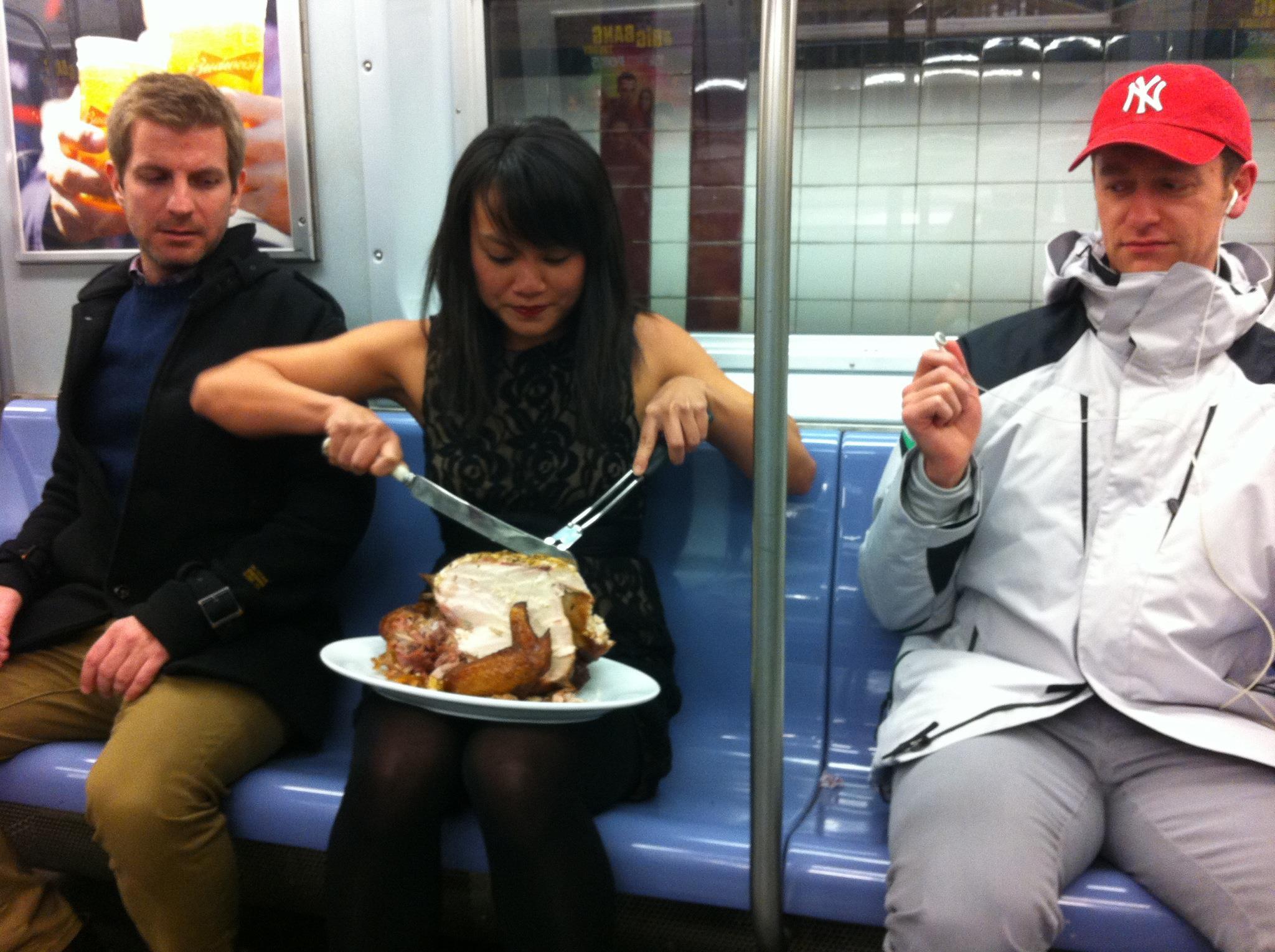 Люди стали странные. Смешные люди в метро. Странная ситуация. Смешные ситуации с людьми.