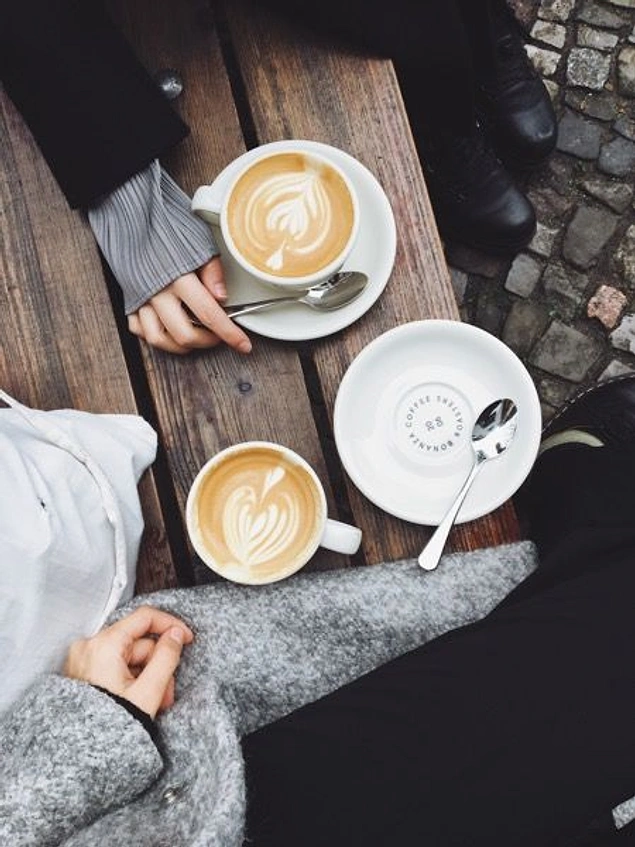 Ты пьешь как всегда кофе сладкое песня. Утренний кофе в Берлине. Она любила Нью Йорк ванильный кофе и утренние пробежки.