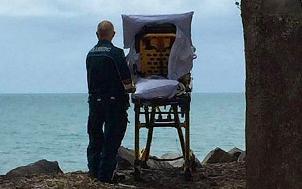 Queensland Ambulans Hizmetleri daha önce de, son arzusu okyanusa gitmek olan bir kadını sedyeyle okyanusa götürmüşlerdi.