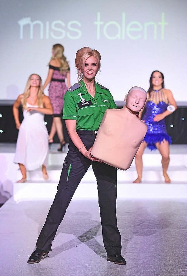 3. Это второй раунд финала, первый из которых прошел в июле. На снимке 24-летняя Наташа Адамс, "Мисс Норфолк", которая в униформе изобразила фельдшера