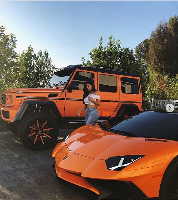 3. Водит шикарные машины.