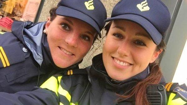 14. Hollandalı polis memurları telefonunu buldukları vatandaşın Facebook profiline "Telefonunu bulduk. Gelip alabilirsin." yazınca viral olan fotoğraf: