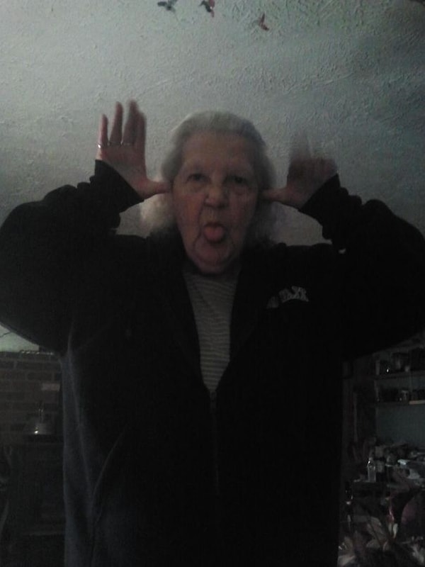 12. "Вчера оставил свой телефон без присмотра и пошел спать. Мои бабушка и тетя, судя по всему, поняли, как пользоваться камерой"