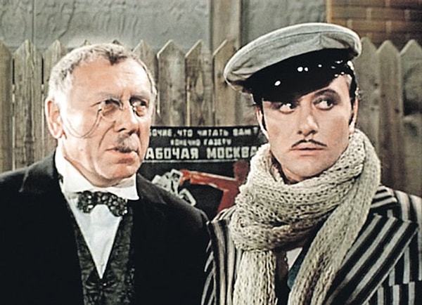 4. Остап Бендер мог делать деньги буквально из воздуха. Однажды он познакомился с группой оппозиционеров советской власти и создал “Союз меча и орала” с целью поживиться. А в чем была его выгода?