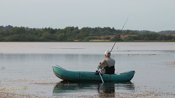А однажды, в сильную бурю, его старенькая ветхая лодочка разбилась, сам рыбак едва-едва уцелел.