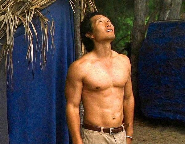 27. Bir diğer "Lost" oyuncusu" Daniel Dae Kim, yazarlara karakterini erkenden öldürmeyi planlayıp planlamadıklarını sormuş ve erken ölmeyeceğini öğrenince Hawaii'den sete yakın bir ev almış.