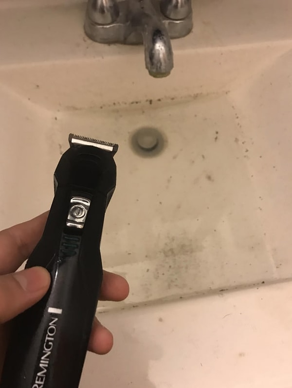 5. Мало того, что без спроса взял чужую бритву, так еще и засорил раковину своими волосами. И не помыл!