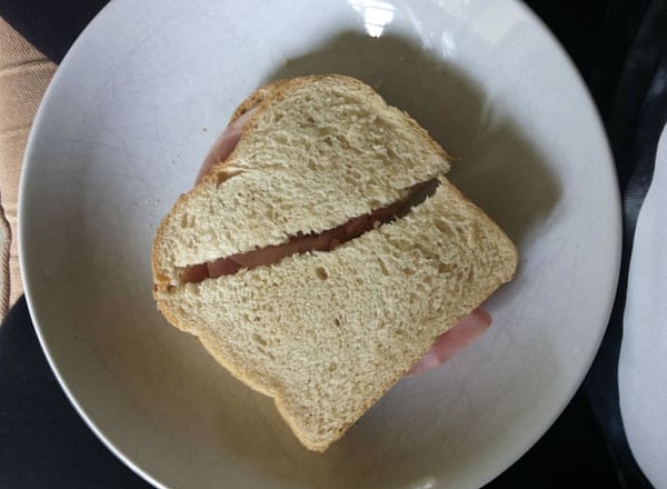 18. А вот так парни "поровну" делят сэндвичи с ветчиной.