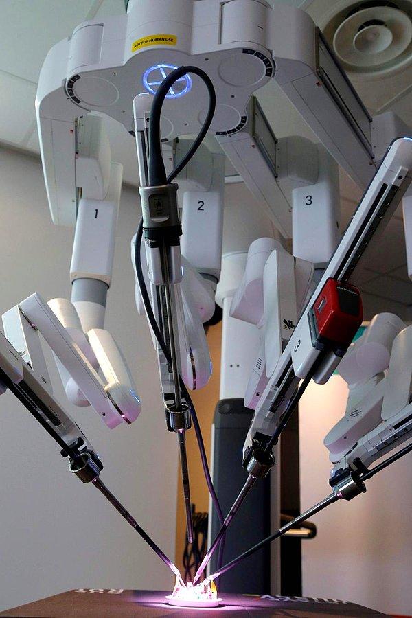 Sağlık sektöründe, İngiltere Sağlık Bakanlığı uzun süredir robotlar ile ameliyatlar gerçekleştiriyor.
