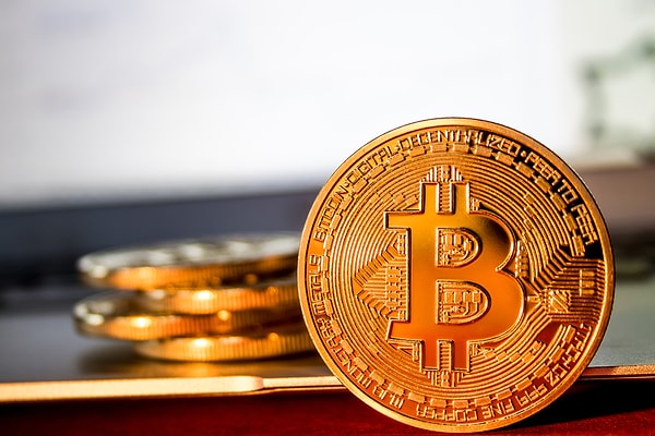 Biz bugün sizlere keşke biz de zamanında güvenip de alsaydık diye kıskandığımız, elini erken tutup yeni bir fikirde ışık gören 18 Bitcoin zenginini anlatacağız. Hazırsanız başlayalım.