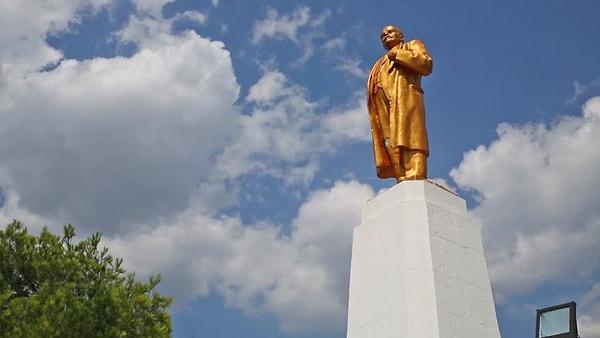 Lenin'in Şaruz kentinin merkezinde bulunan heykeli iki yıl önce kimliği belirsiz kişilerce devrilmişti.