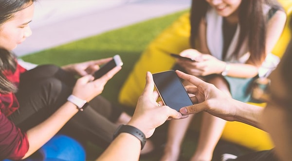 2. Ведь практически каждый наш день (если не весь, то половина точно) проводится с телефоном в руках.