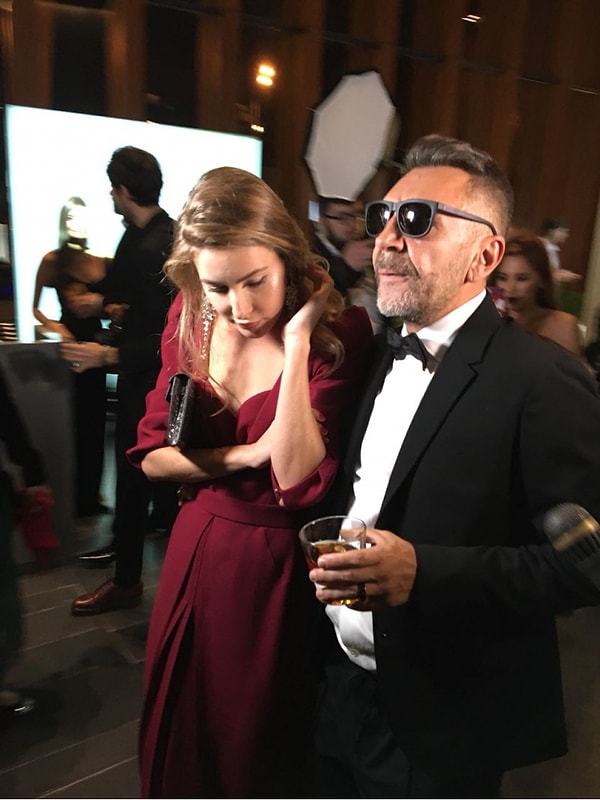 1. Сергей сообщил, что девушку зовут Варвара. Она поэтесса.