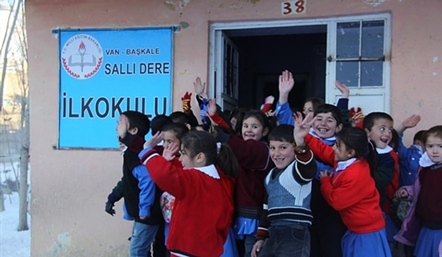 Değişiklikle yıllar boyunca taşımalı eğitime geçileceği söylemiyle kapatılan köy okullarına da kapı aralandı