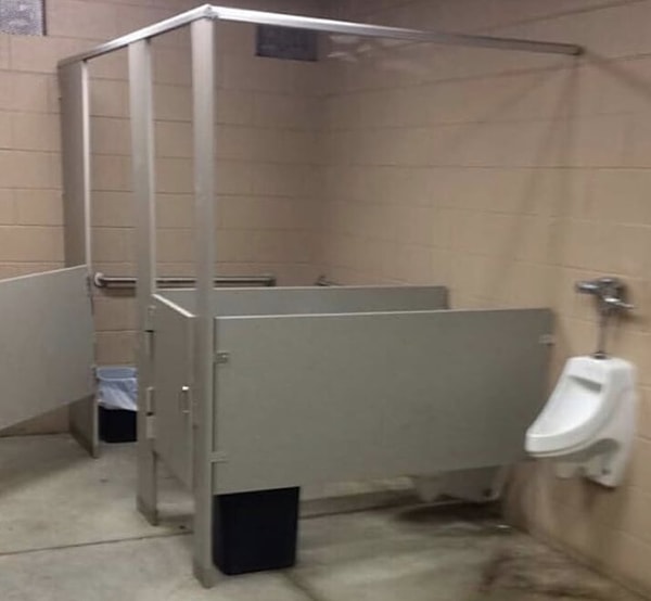 3. "А зачем скрывать то, что находится выше пояса?" - подумали создатели этой кабинки