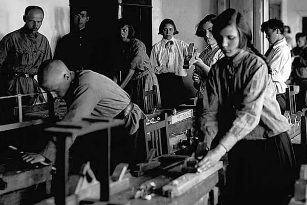 3. Ваш папа работает...