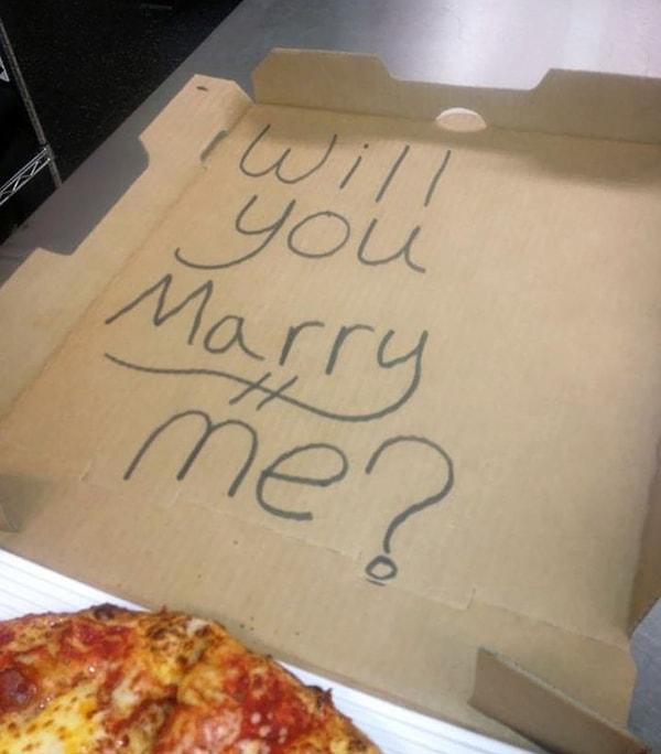 3. "Adamın biri pizza kutusuna 'sevgilisinin hoşuna gidecek bir şeyler' yazmamızı istedi. Acaba randevuları nasıl geçti?"