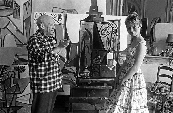 İki kez evlenen Picasso'nun hayatına pek çok kadın girdi.