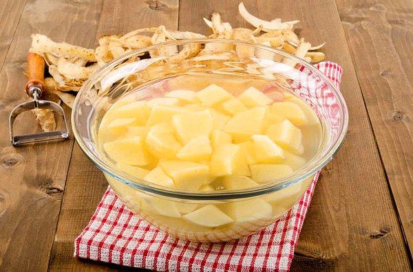 7. Patates kızartacaksanız ve dışı çıtır içi yumuşak olsun istiyorsanız patatesleri önce soğuk suda bekletin.