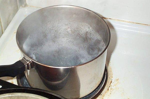 9. Makarnayı pişirdiğiniz suya zeytinyağı eklemeyin, makarnanın sosu emmesini engelliyor.