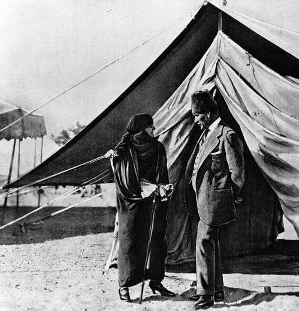 6. Çankaya Köşkü'nün tadilatı nedeniyle bahçede kurulan çadırda kalan Gazi Mustafa Kemal Paşa, eşi Latife Hanım'la sohbet ederken.