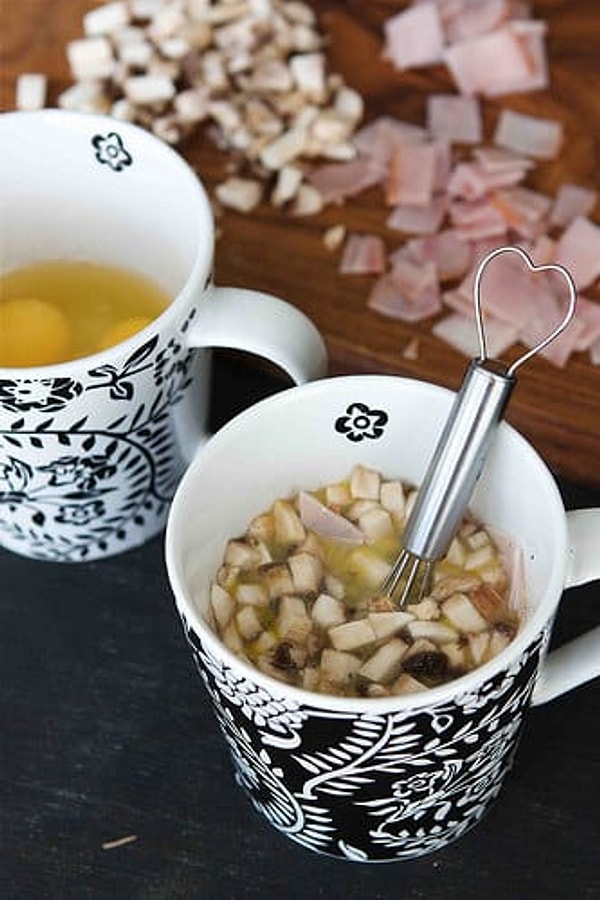 5. Кружка с яйцом, грибами и ветчиной