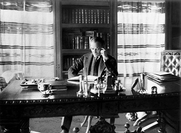1. Mustafa Kemal Atatürk, çok kitap okuyan biriydi. Yüzlerce kitabı vardı. Ancak en sevdiği kitap, Reşat Nuri Güntekin’in Çalıkuşu adlı romanıydı.