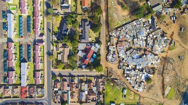 Zengin ve fakir mahalleler arasındaki farkı fotoğraflamak için drone kullanmaya başladı.