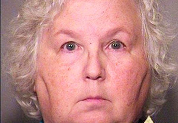 Oregon'da yaşayan 68 yaşındaki roman yazarı Nancy Crampton Brophy, 27 yıllık kocası olan 63 yaşındaki Daniel Brophy'i öldürmek suçundan tutuklandı.