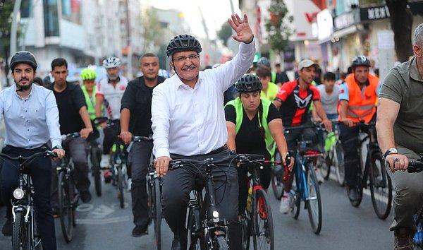 Başkan Aydın ve belediye personeli, 4 aydır bisiklet kullanarak 19 bin 173,1 litre yakıt tasarrufu sağladı.