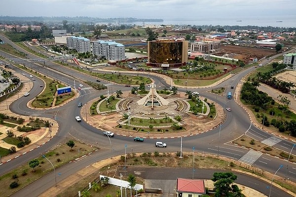 8. Кто хранил валютные запасы страны дома под кроватью, а после переворота сжег и съел большую часть казны своей страны?