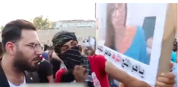 Ancak en ilginç görüntüye Irak'ta rastlandı. Basra'da hükümeti protesto eden bir genç onun posterini taşıyordu.