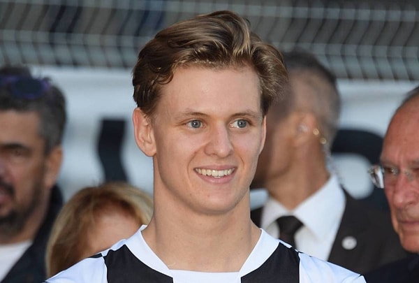 В том же году он стал пилотом команды Van Amersfoort Racing в немецкой "Формуле-4"