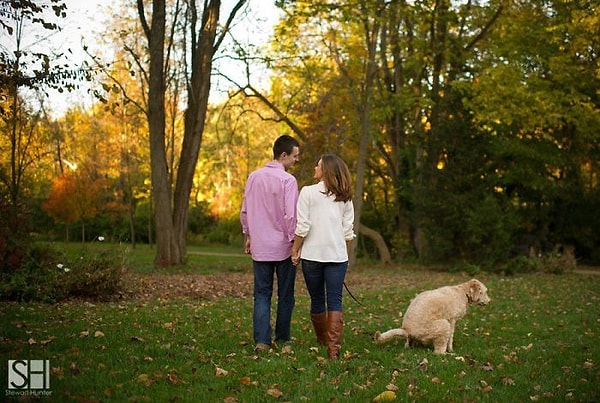 11. Собачка немного подпортила осеннюю романтику на этом фото.