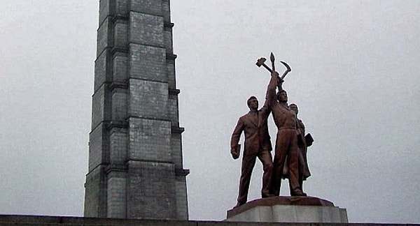 7. Чему посвящен этот монумент, находящийся в центре Пхеньяна?
